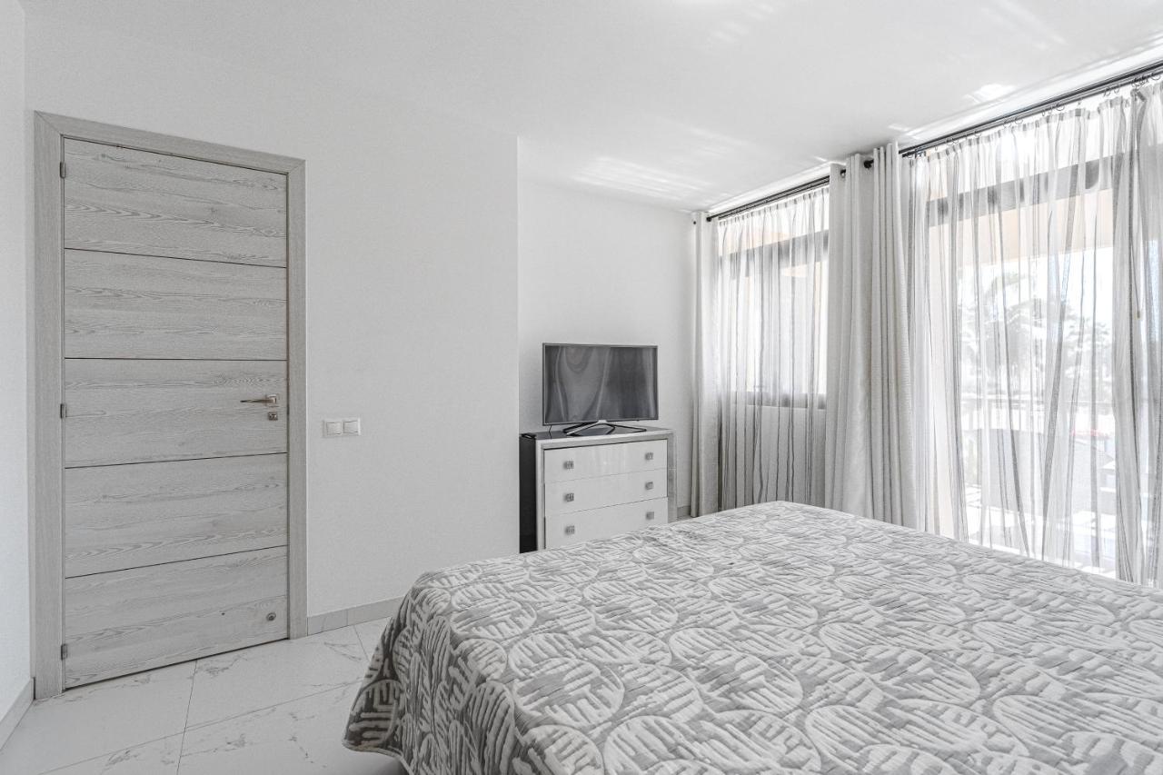 Amazing 3 Bedroom Apartment On The First Line Of The Best Las Americas Beach, Air Conditioner And Terrace Ocean View Плая де лас Америкас Екстериор снимка