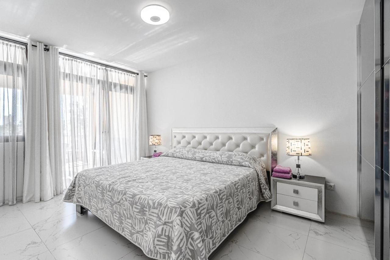 Amazing 3 Bedroom Apartment On The First Line Of The Best Las Americas Beach, Air Conditioner And Terrace Ocean View Плая де лас Америкас Екстериор снимка