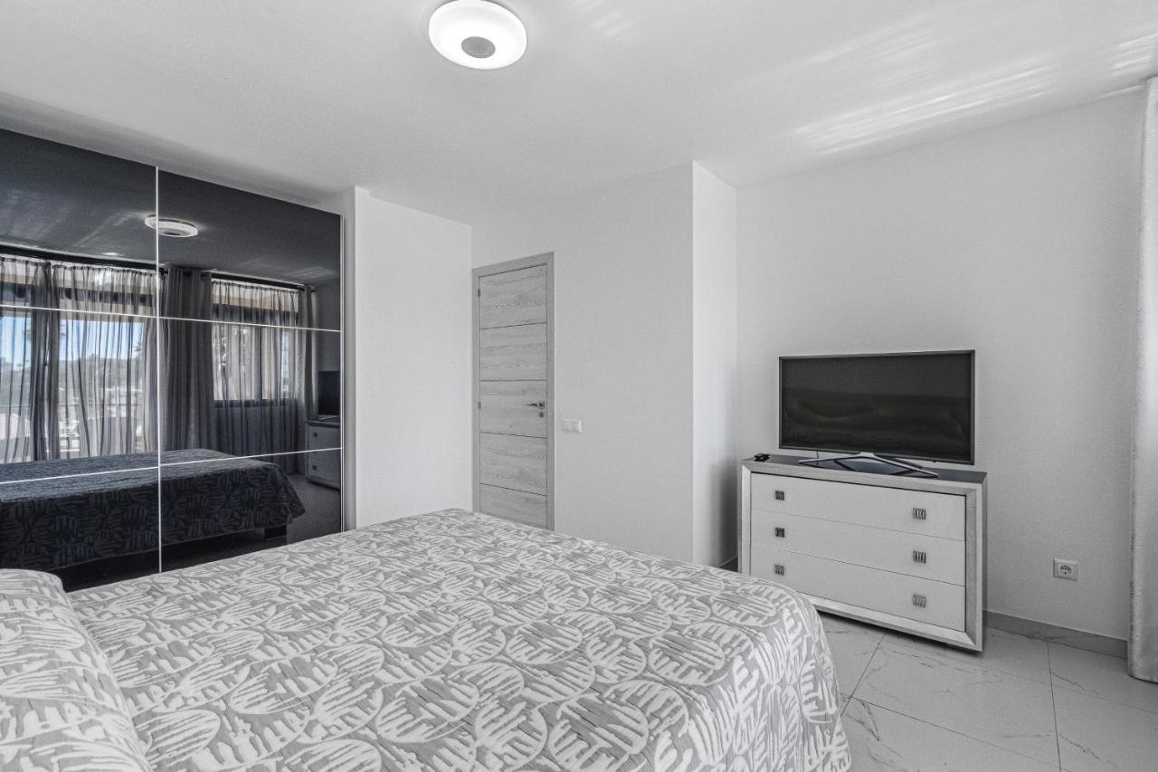 Amazing 3 Bedroom Apartment On The First Line Of The Best Las Americas Beach, Air Conditioner And Terrace Ocean View Плая де лас Америкас Екстериор снимка